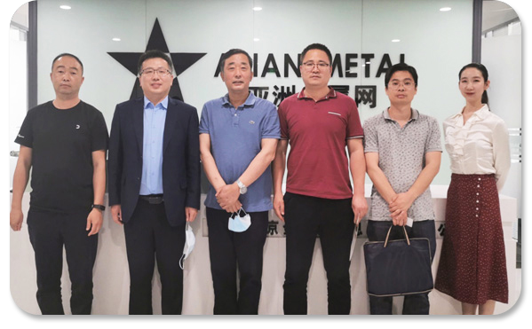 人物合影圖片-亞洲金屬