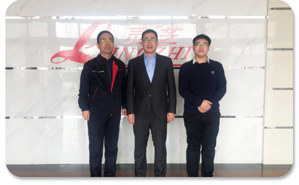 人物合影圖片-亞洲金屬